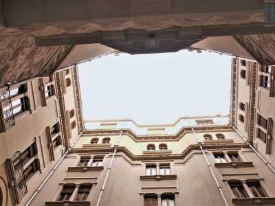 Il cortile, di forma geometrica, si comporta come una cassa acustica e qui si pu� parlare a voce normale, sicuri di poter essere sentiti da chiunque. Si pensa per� che questo effetto sia stato casuale e non cercato nella progettazione